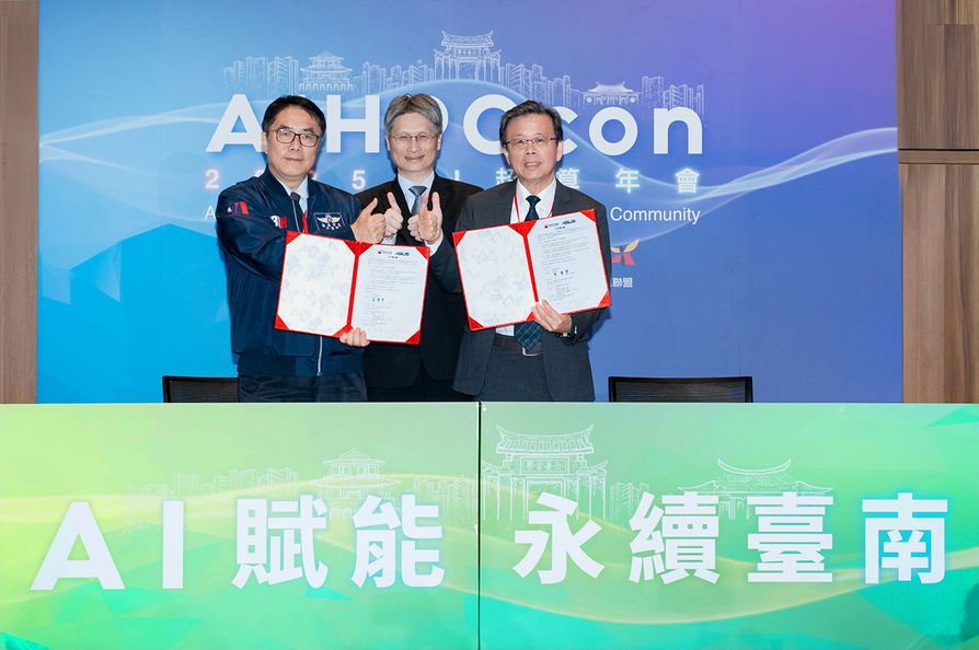 「2025 AIHPCcon台灣AI超算年會」下午場，邀請臺南市市長黃偉哲與華碩電腦共同執行長胡書賓共同簽署「AI City示範城市」合作備忘錄，由國科會副主委蘇振綱見證。